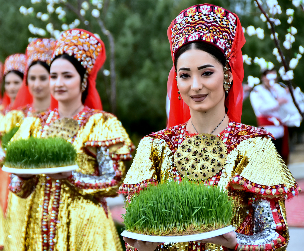 Сколько туркмен. Навруз Туркменистан. Народ Туркмении Туркменистане. Туркменский национальный праздник Новруз. Туркменистан Национальность туркмены.