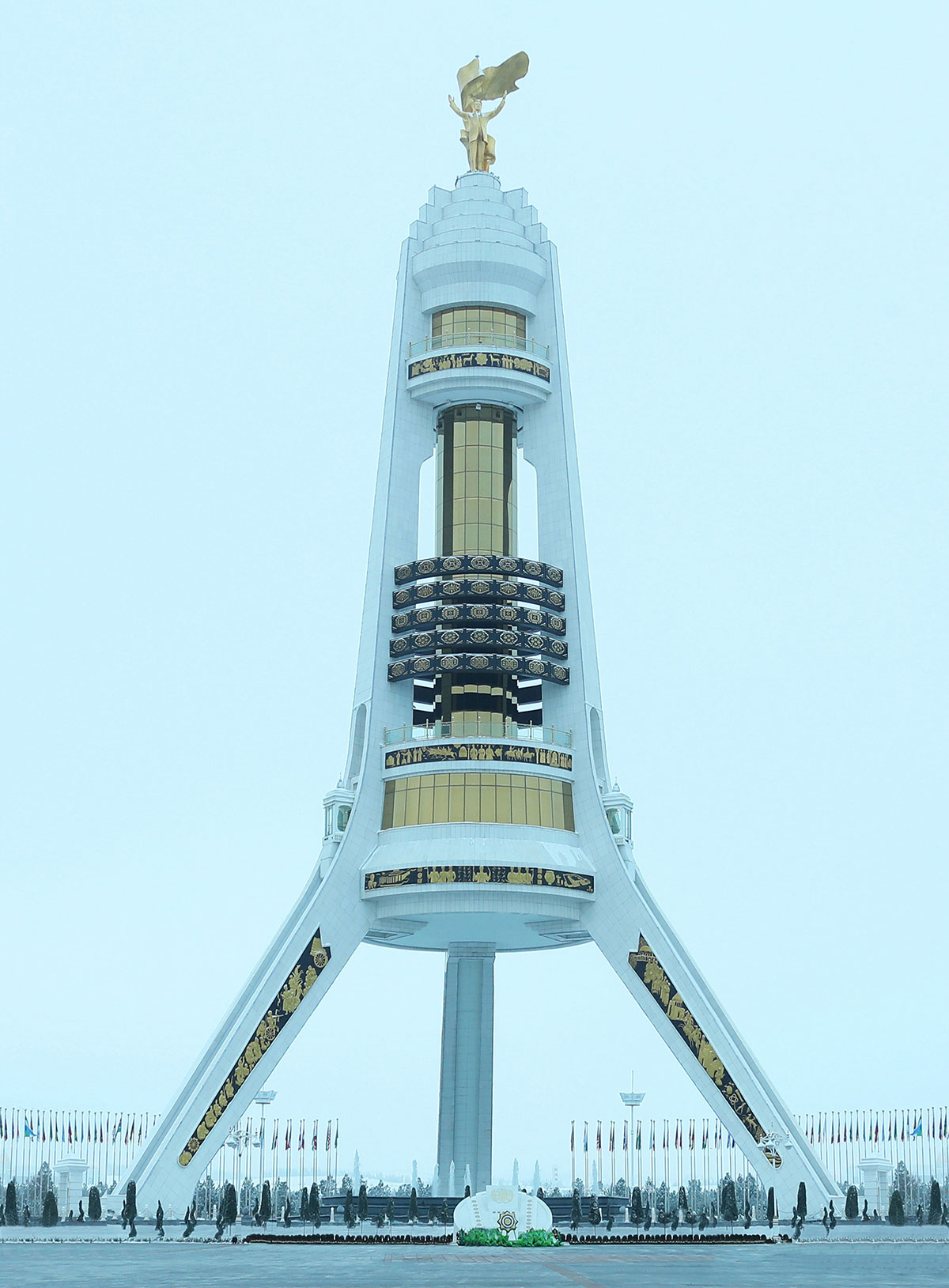 Türkmenistanyň Prezidenti Bitaraplyk binasyna gül goýmak dabarasyna gatnaşdy