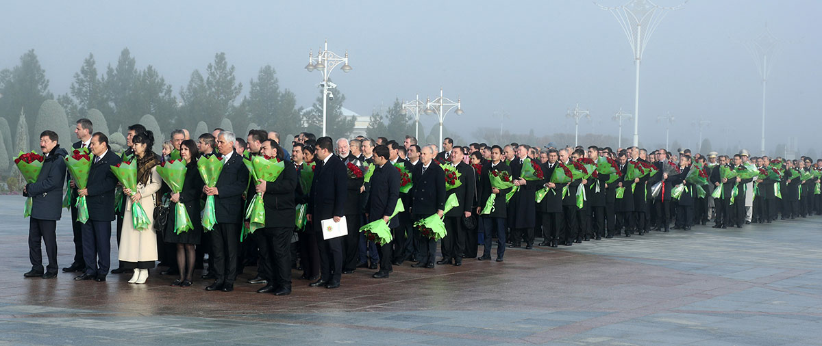The President of Turkmenistan Participated in the Ceremony of Laying Flowers at the Monument of Neutrality