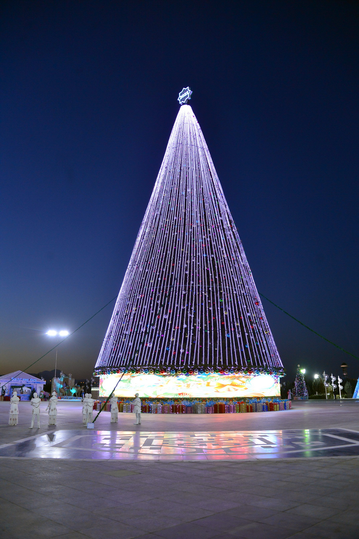 Праздничными огнями засверкала Главная новогодняя ёлка Туркменистана