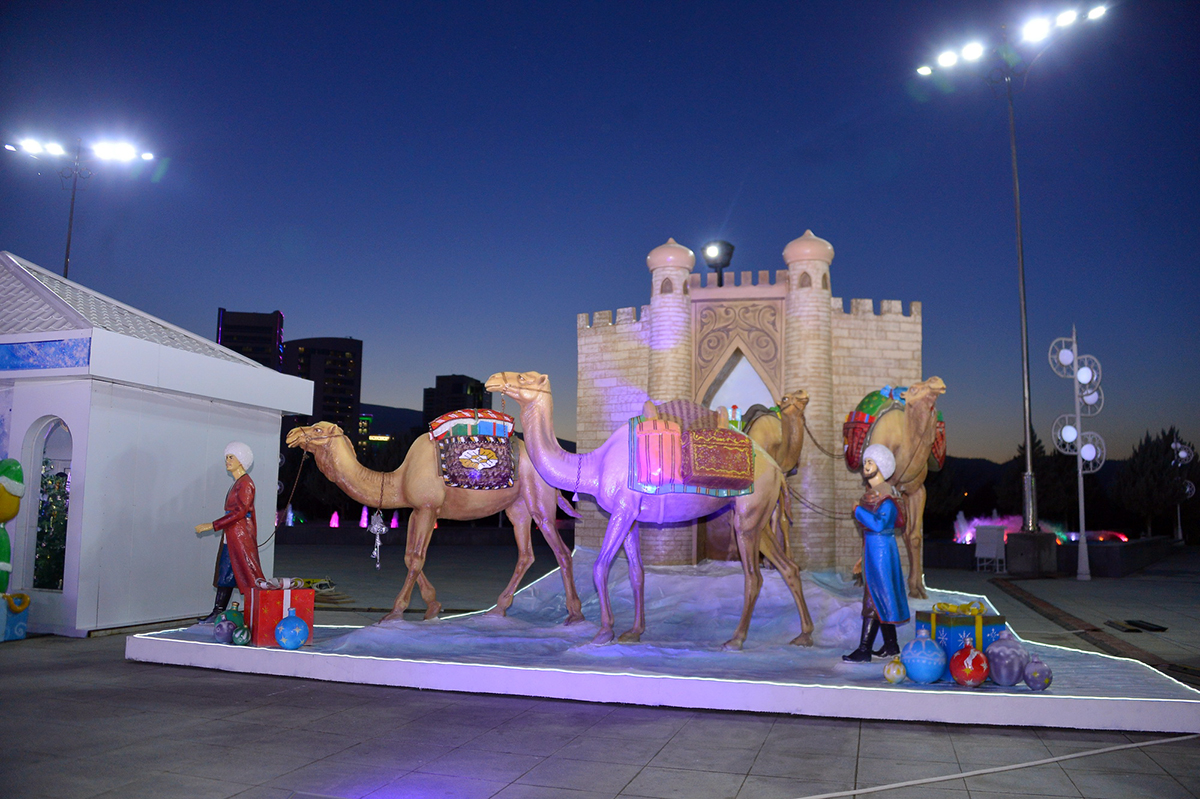 Праздничными огнями засверкала Главная новогодняя ёлка Туркменистана