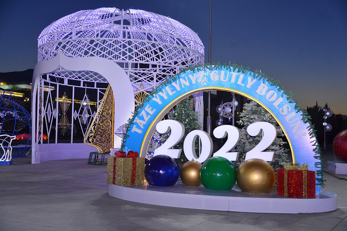 Праздничными огнями засверкала Главная новогодняя ёлка Туркменистана