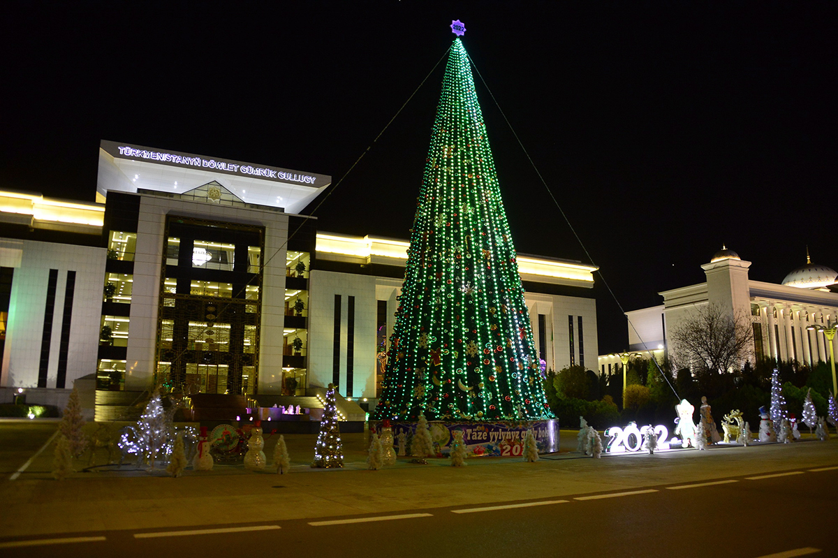 Праздничными огнями засверкала Главная новогодняя ёлка Туркменистана