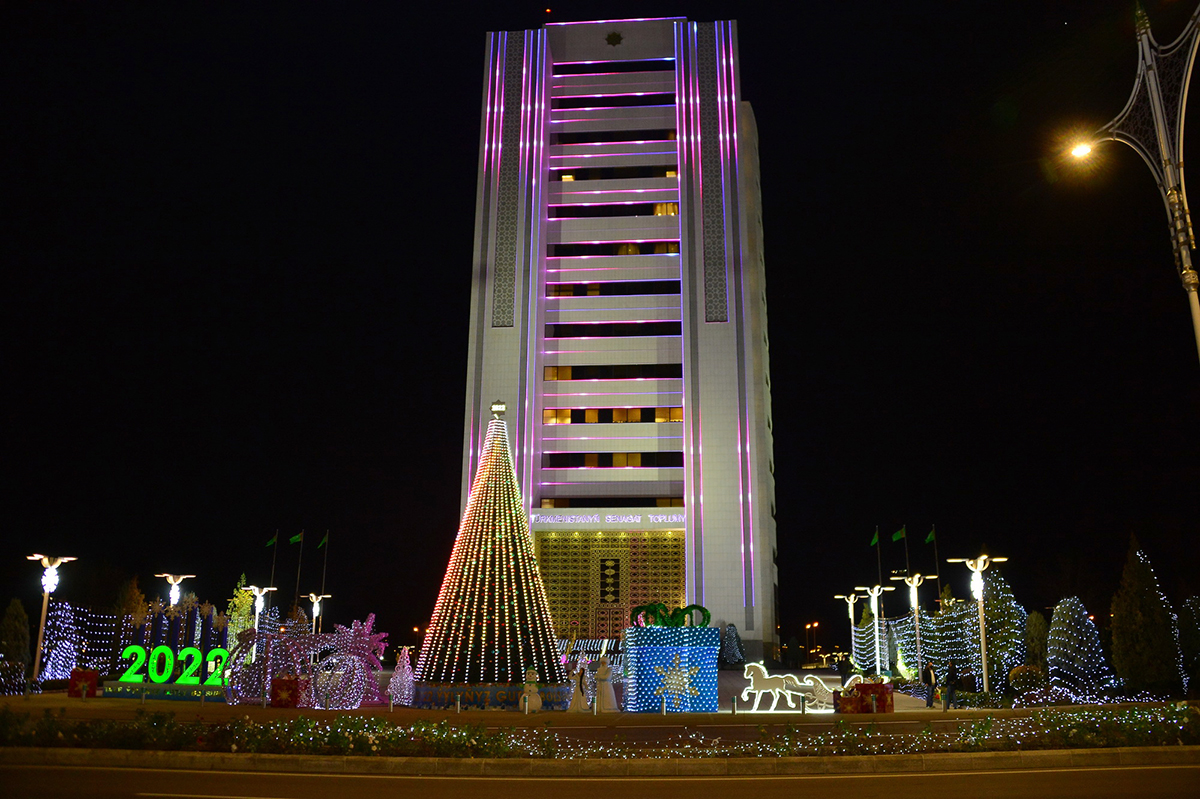 Праздничными огнями засверкала Главная новогодняя ёлка Туркменистана