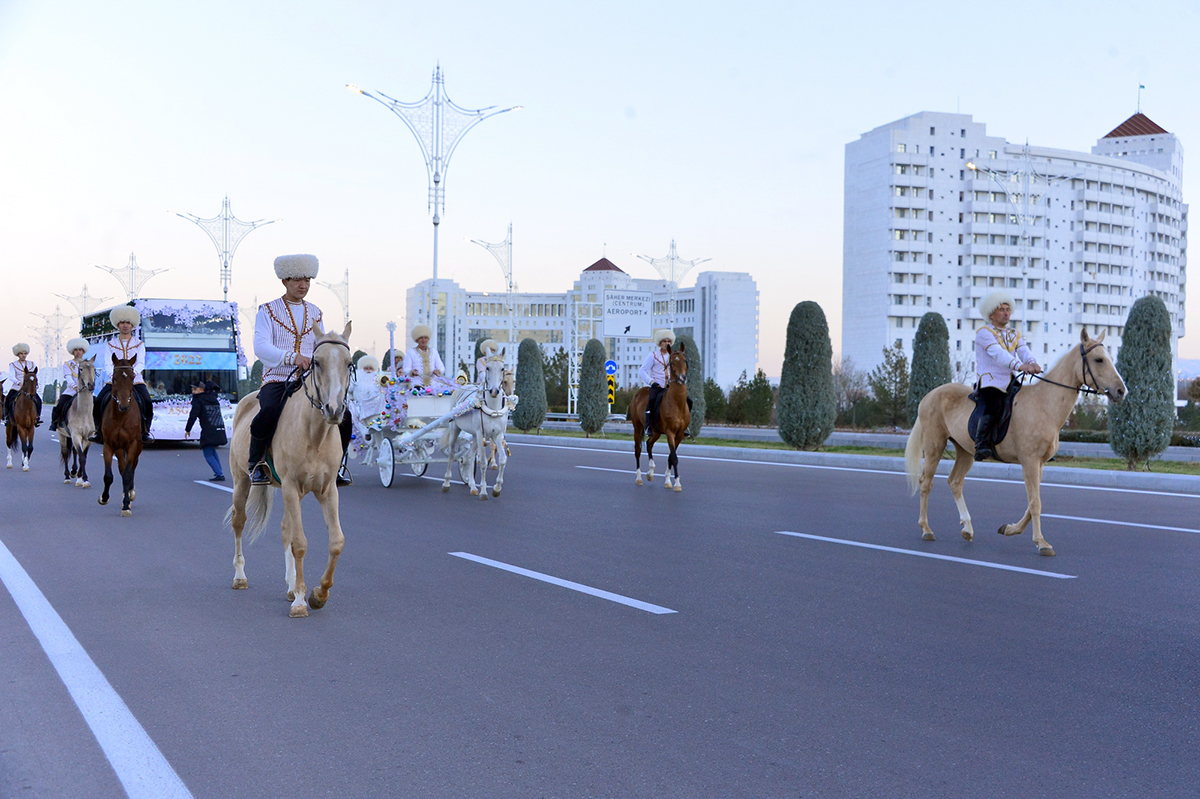 Праздничными огнями засверкала Главная новогодняя ёлка Туркменистана