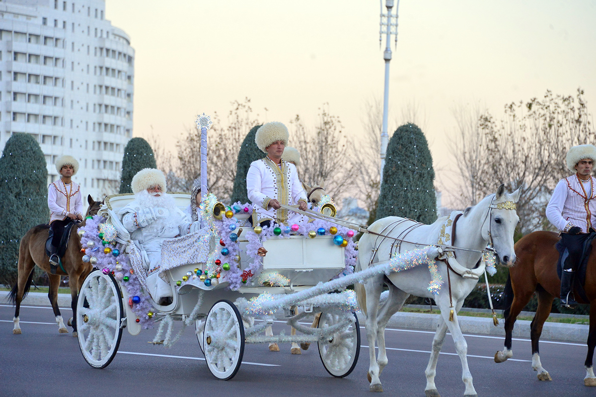Праздничными огнями засверкала Главная новогодняя ёлка Туркменистана