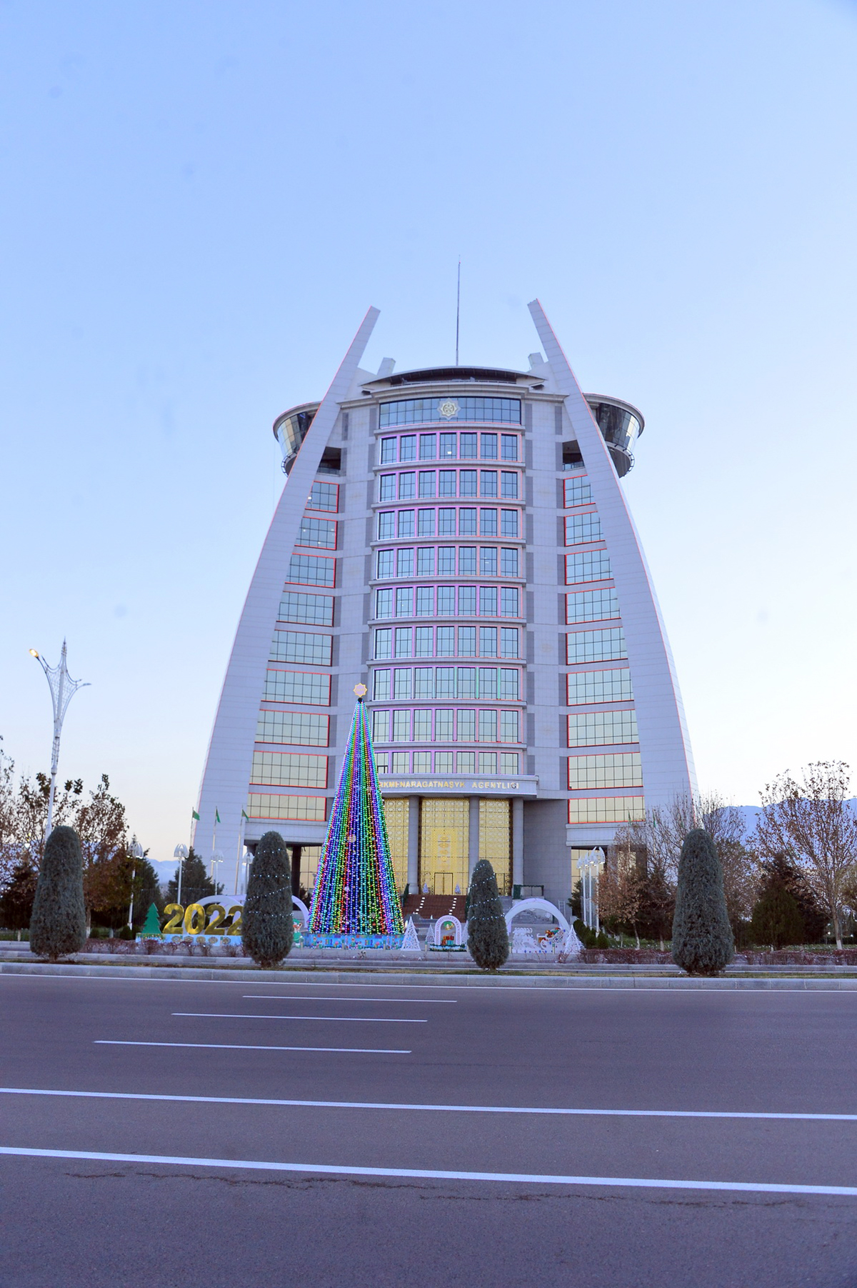 Праздничными огнями засверкала Главная новогодняя ёлка Туркменистана