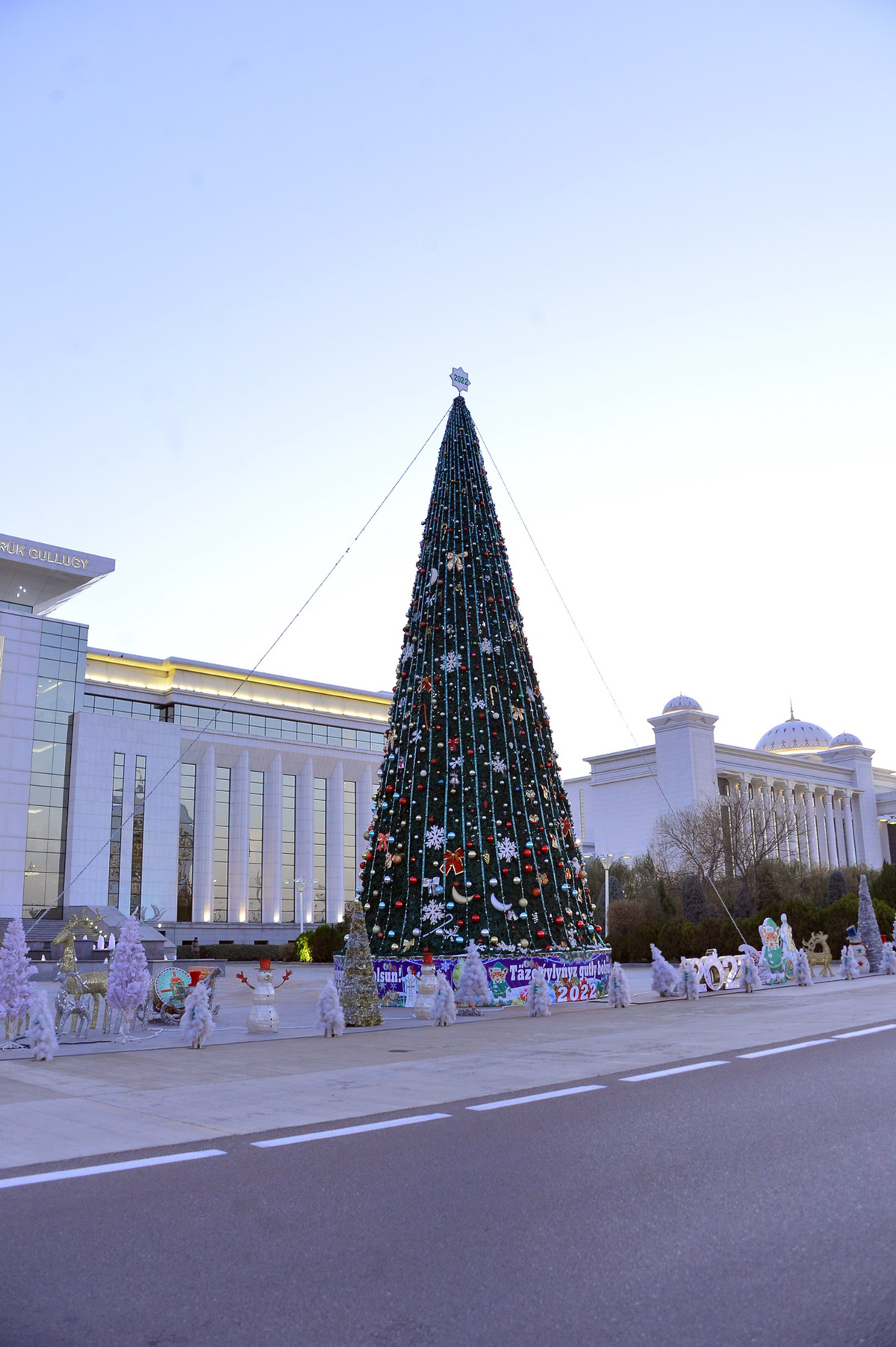 Праздничными огнями засверкала Главная новогодняя ёлка Туркменистана