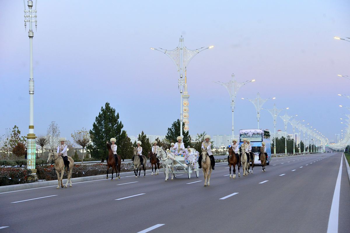 Праздничными огнями засверкала Главная новогодняя ёлка Туркменистана