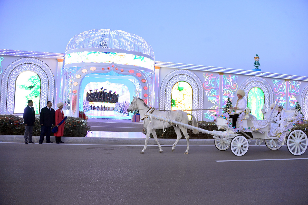 Праздничными огнями засверкала Главная новогодняя ёлка Туркменистана