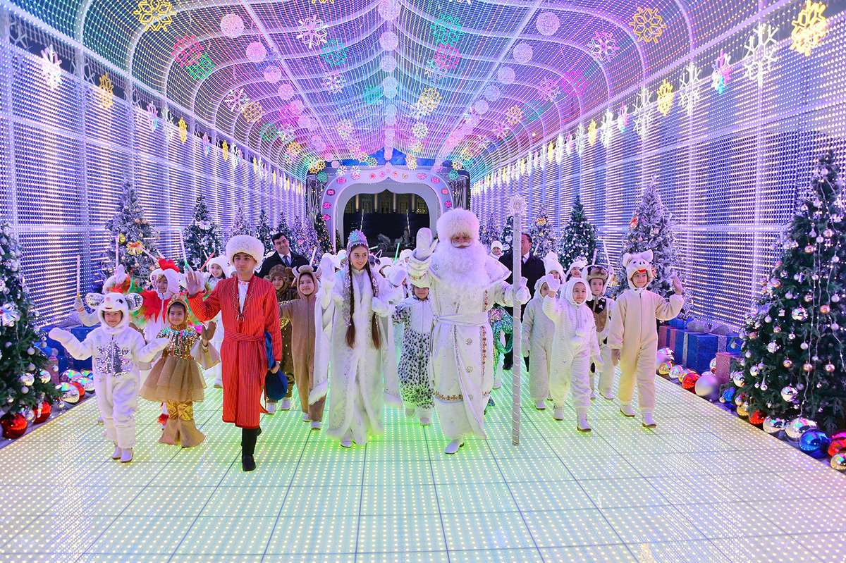 Праздничными огнями засверкала Главная новогодняя ёлка Туркменистана