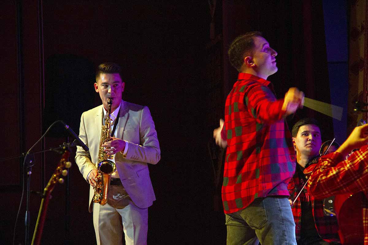 Праздник к нам приходит!