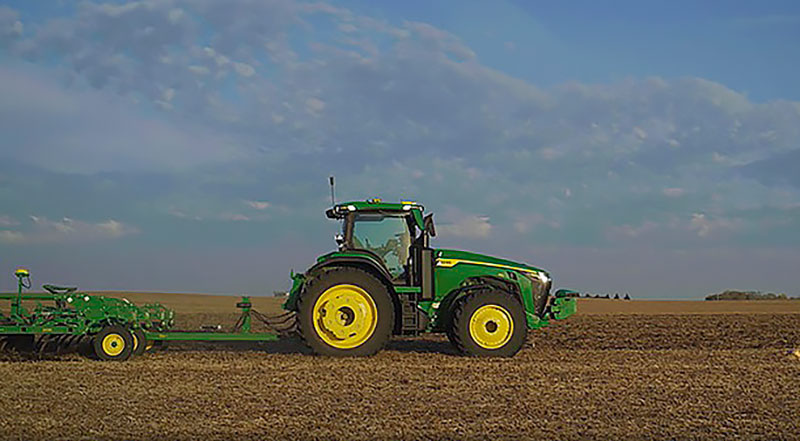 «John Deere» kompaniýasy sürüjisiz täze traktor bilen tanyşdyrdy