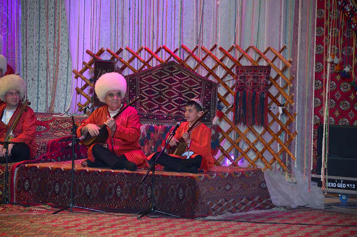 Mukamlar köşgünde dabara geçirildi