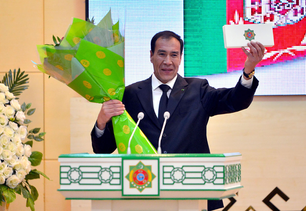 Diýarymyzyň iň gowy etrabyna Türkmenistanyň Prezidentiniň baýragy gowşuryldy