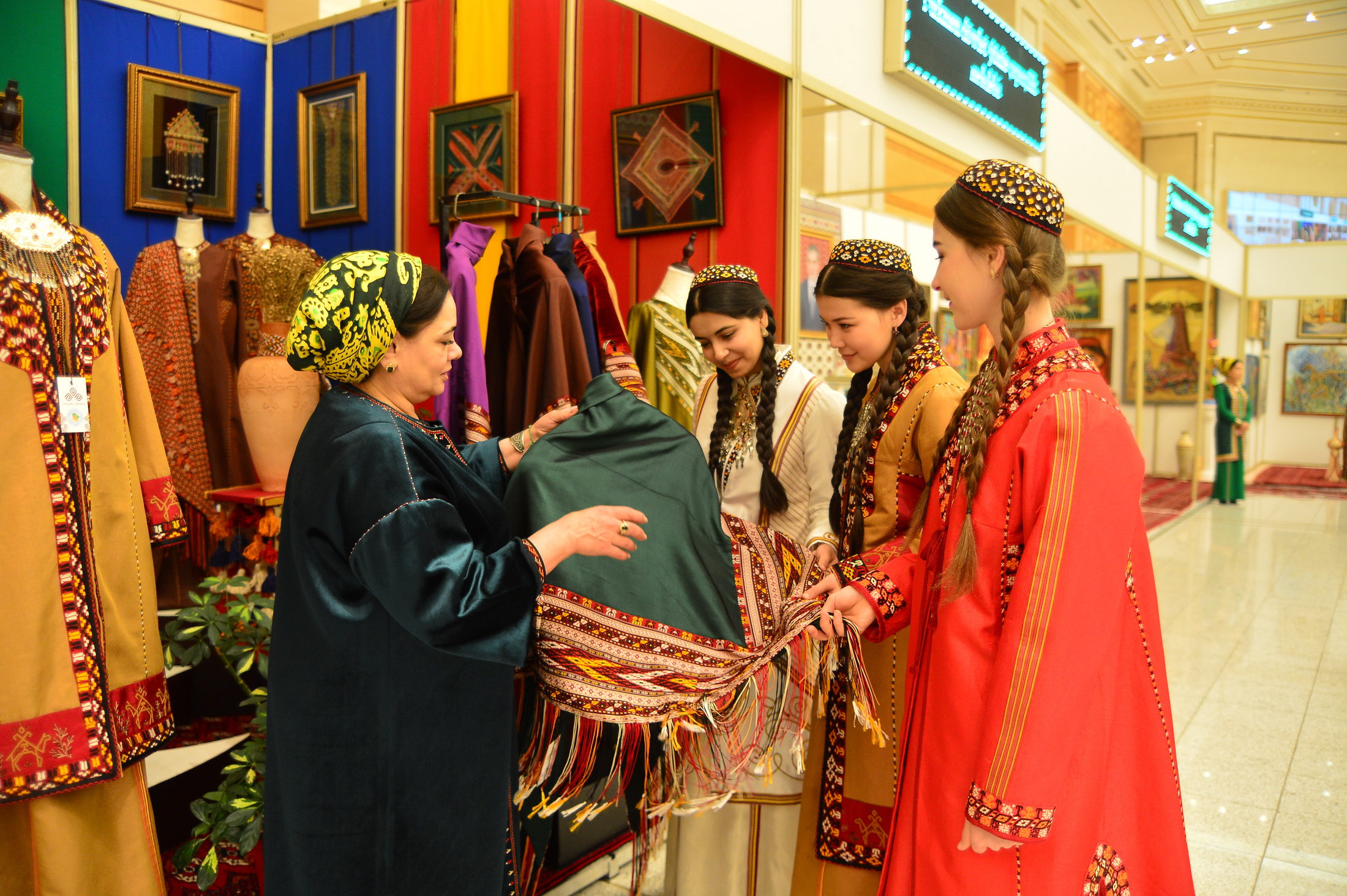 Международная конференция и выставка в честь женского праздника