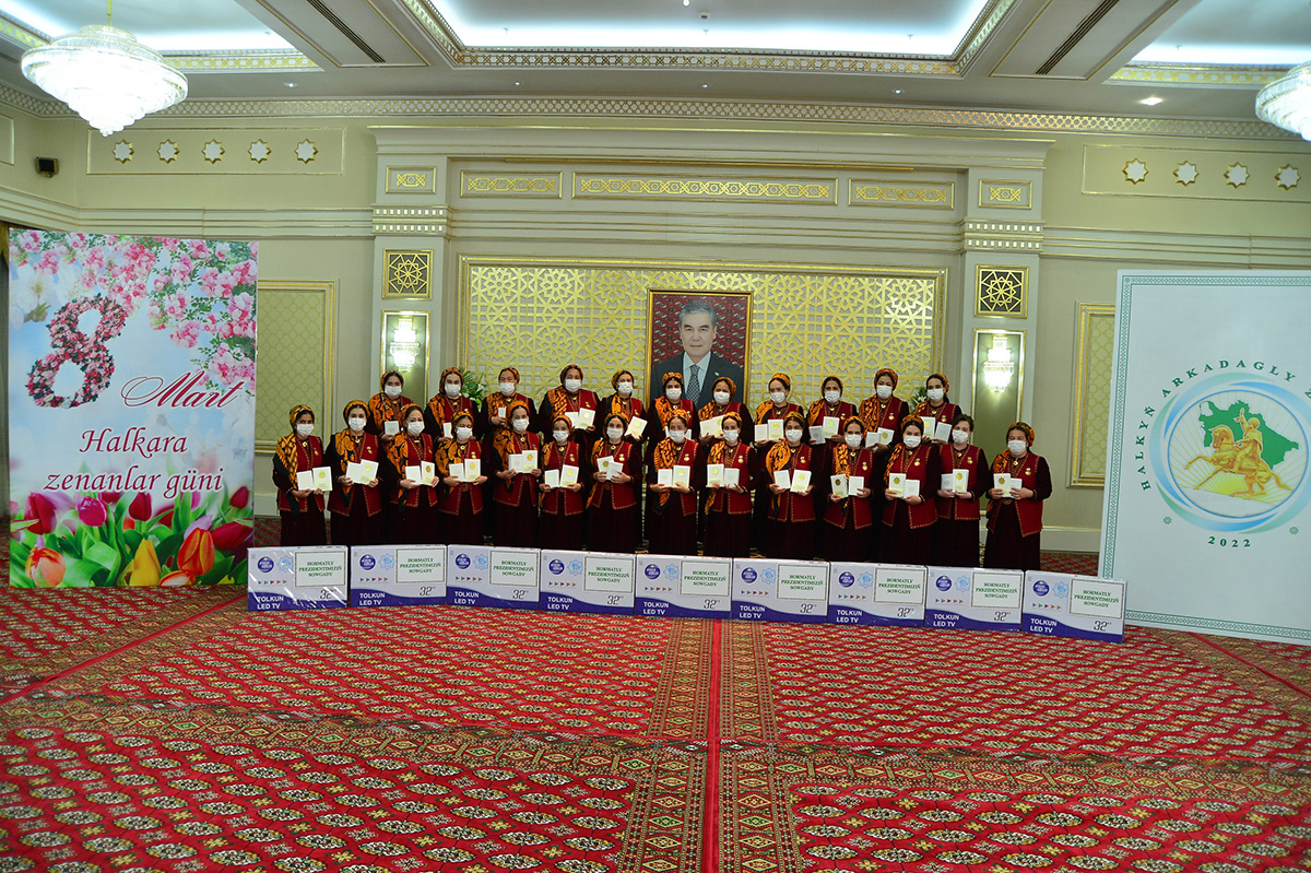 Köp çagaly eneleri hormatlamak dabarasy