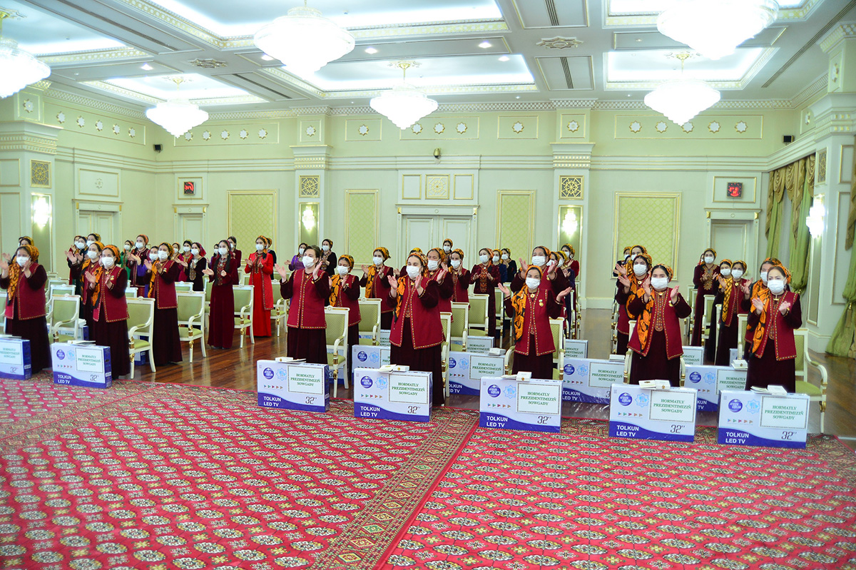 Köp çagaly eneleri hormatlamak dabarasy