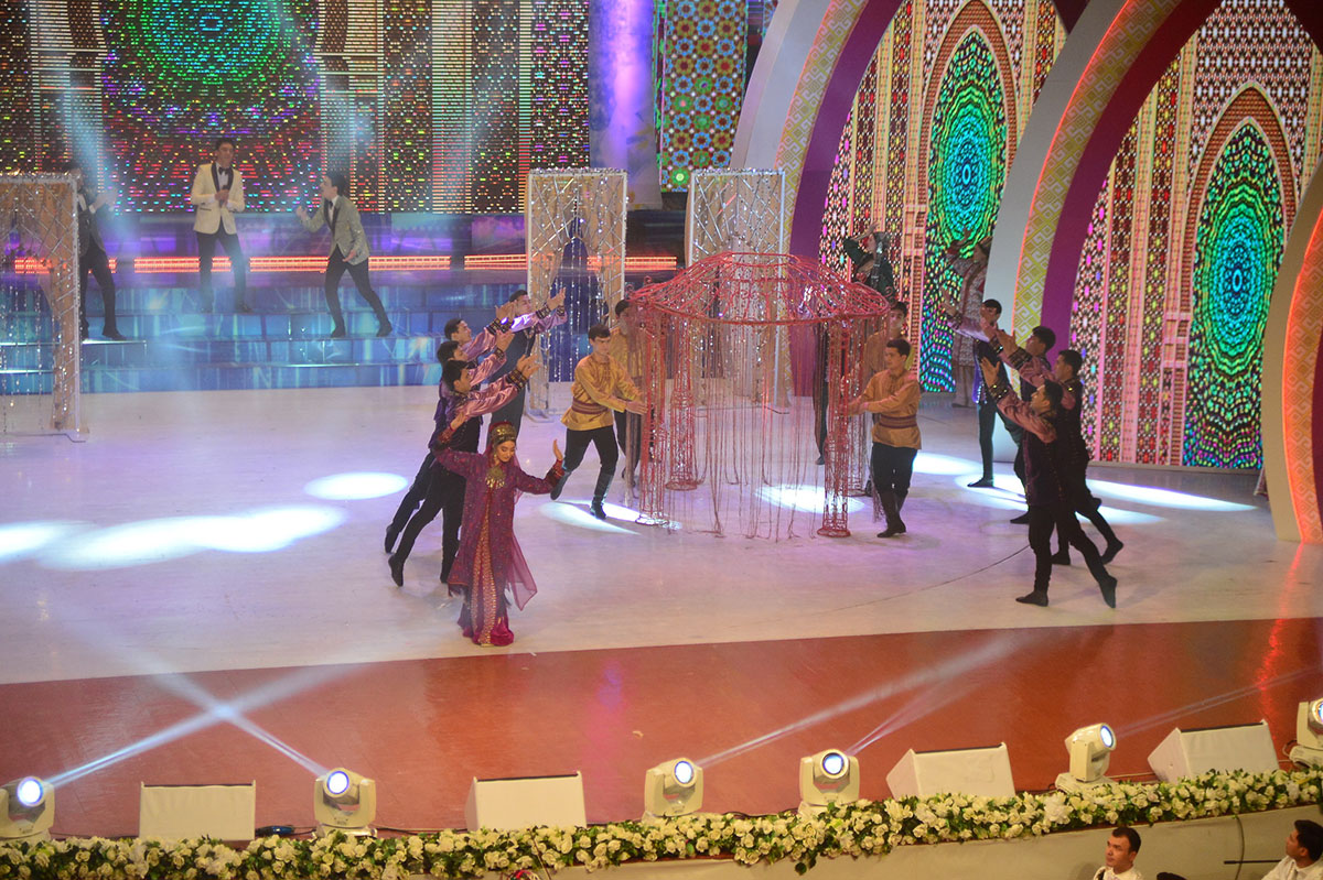 Праздничный концерт во Дворце мукамов