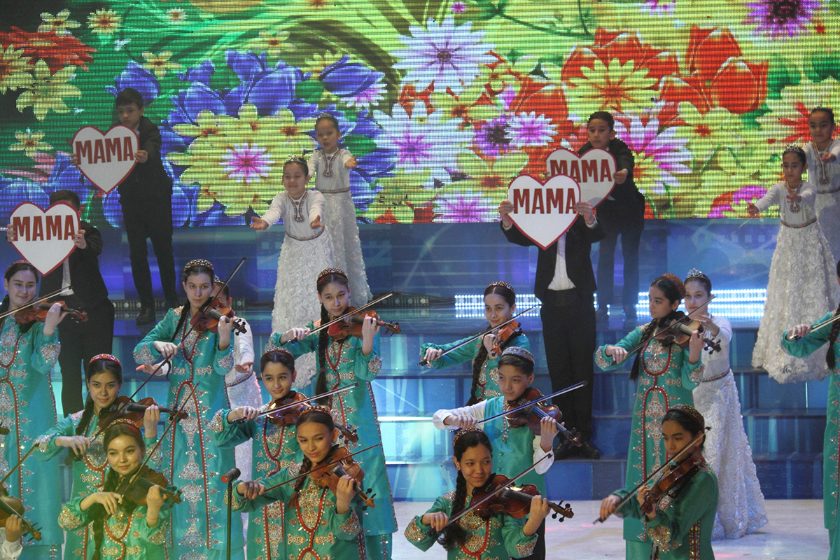 Праздничный концерт во Дворце мукамов