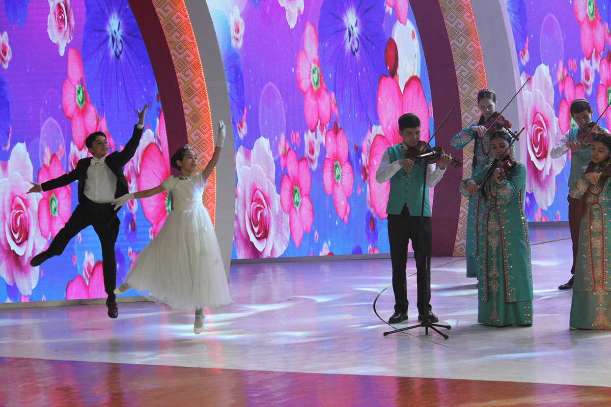 Праздничный концерт во Дворце мукамов