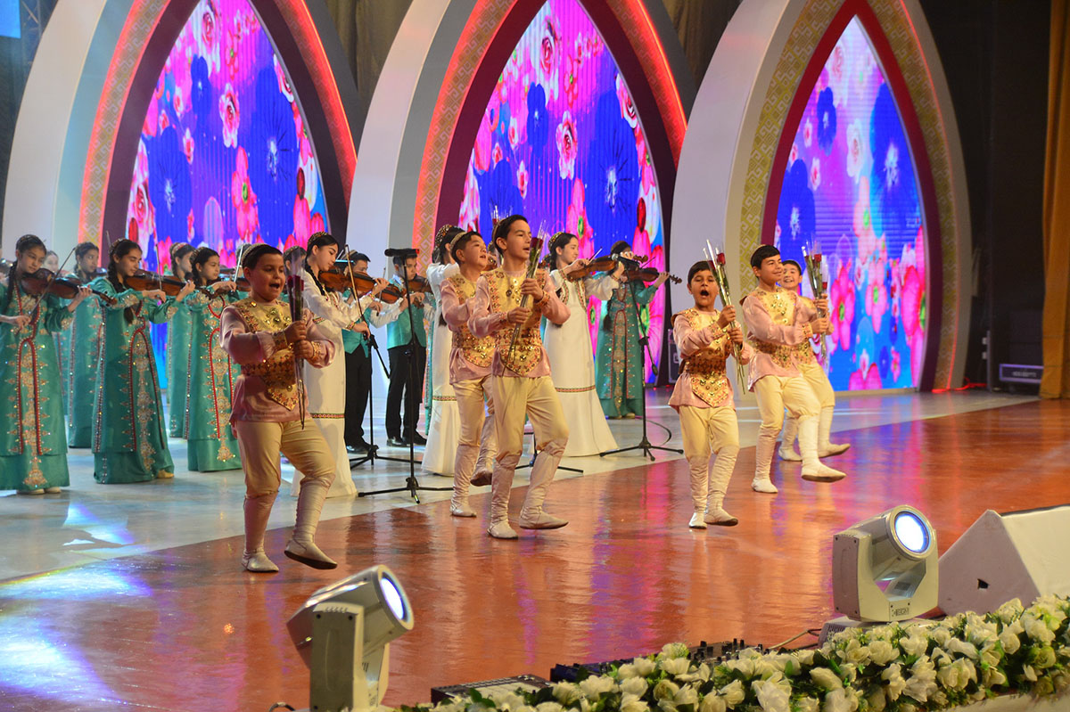 Праздничный концерт во Дворце мукамов