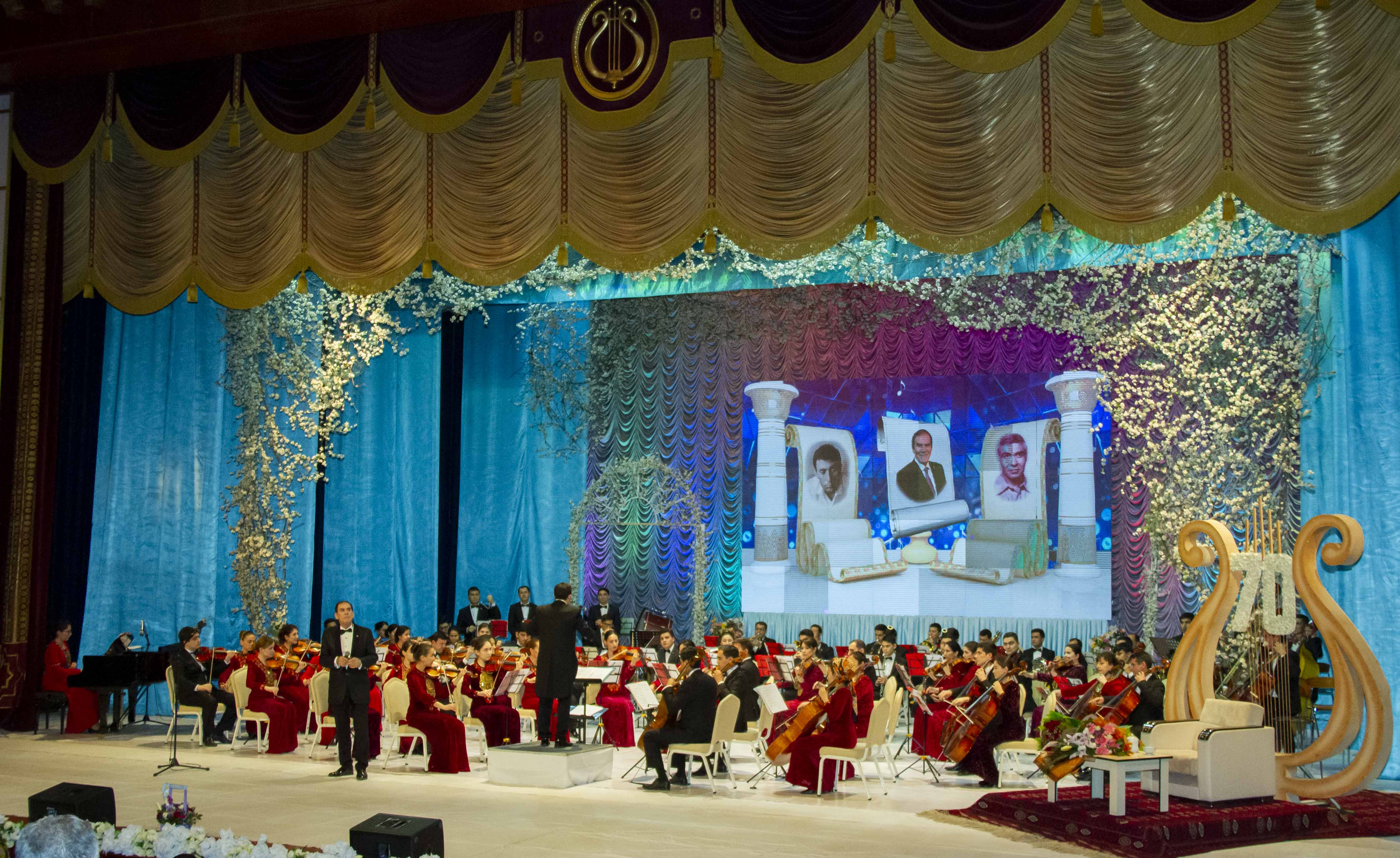 Атагельды Гарягдыев встретил свой день рождения на сцене