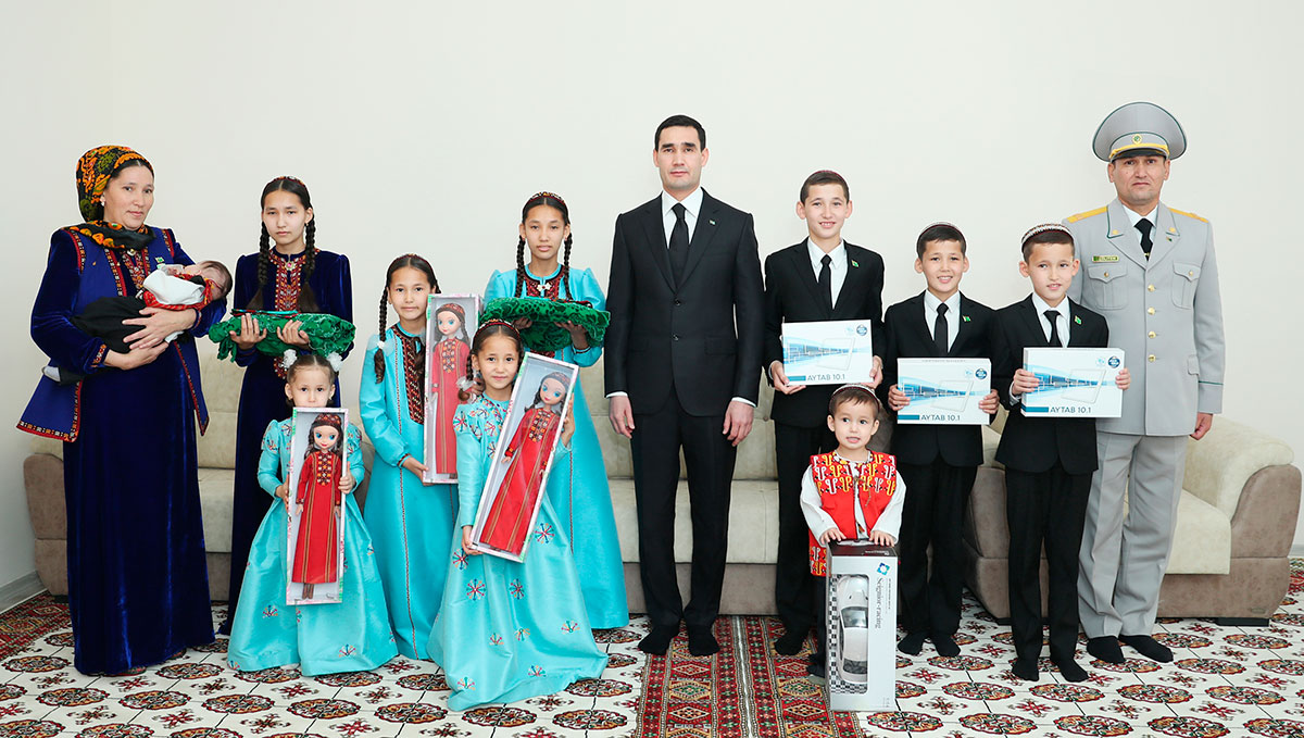 Döwlet Baştutanymyz nobatdaky ýaşaýyş jaý toplumynyň açylyşyna gatnaşdy