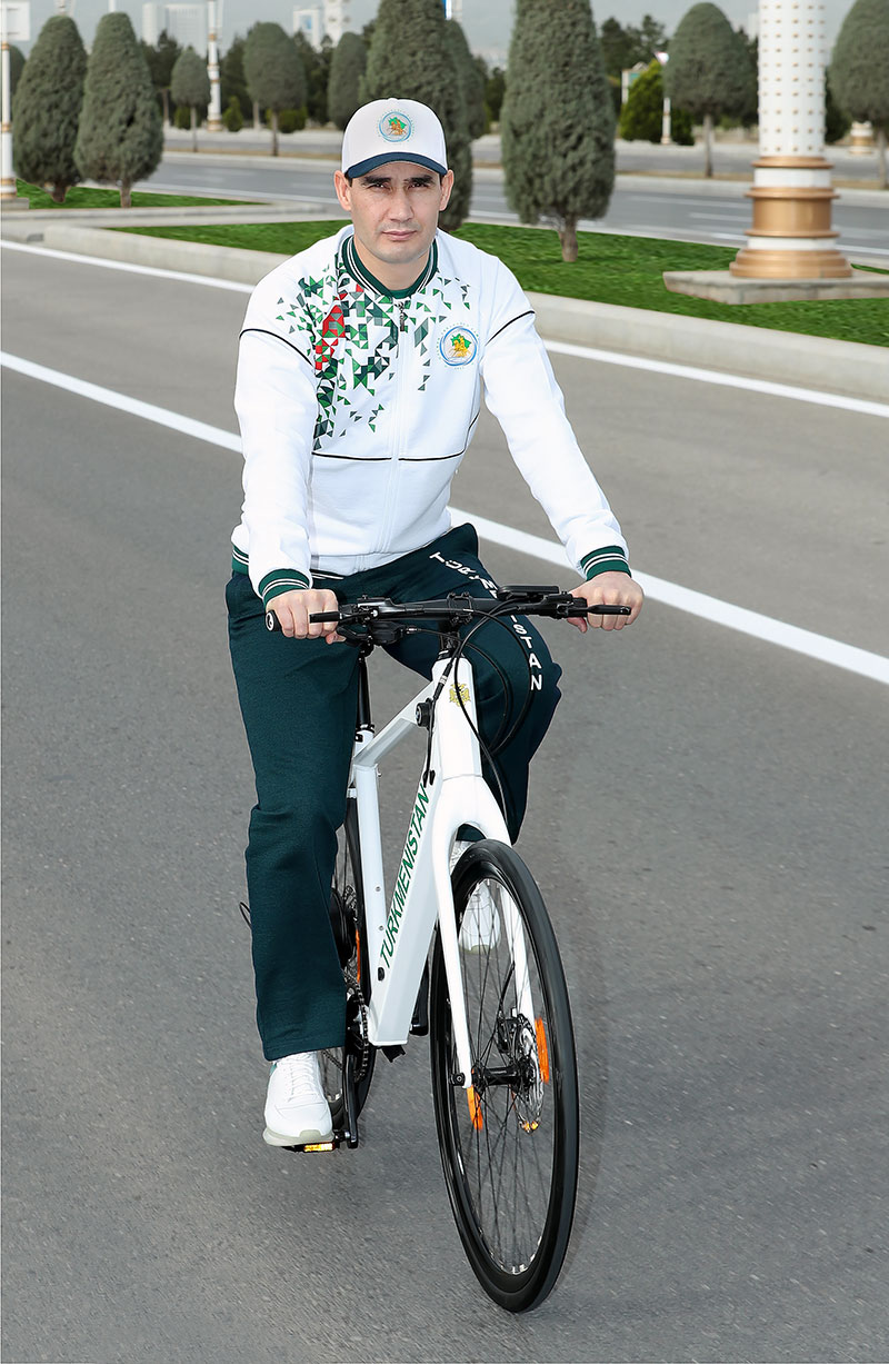 Hormatly Prezidentimiz Serdar Berdimuhamedow köpçülikleýin welosipedli ýörişe gatnaşdy