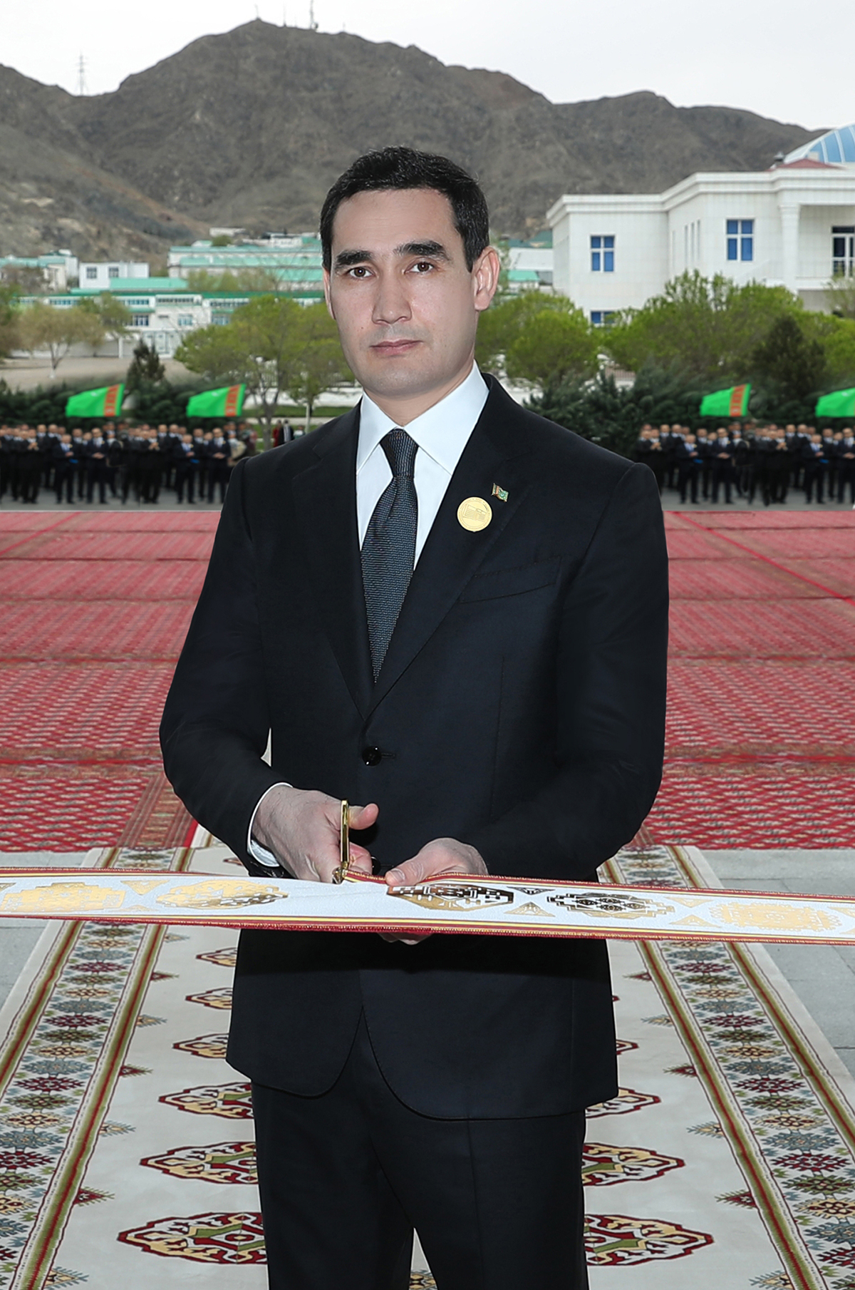 Президент Туркменистана принял участие в открытии многопрофильной больницы в городе Туркменбаши