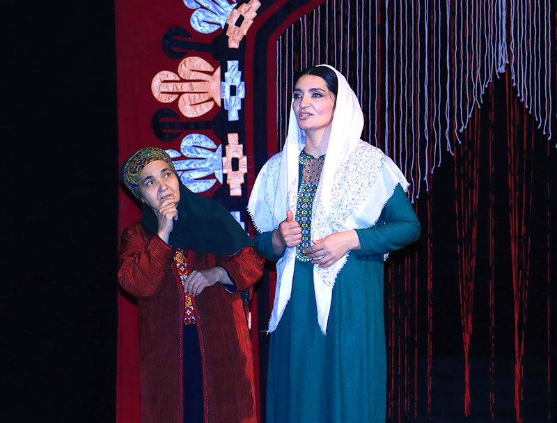 Роман Амана Кекилова «Любовь» воплощён на театральной сцене