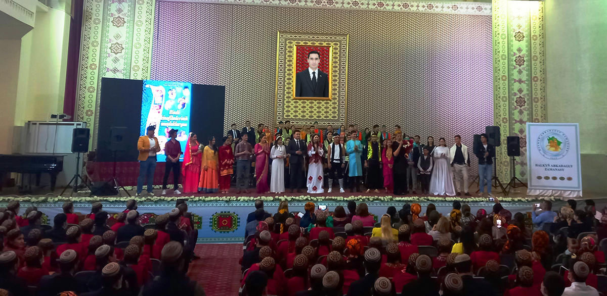 Кинохиты индийского Болливуда прозвучали в Туркменской консерватории