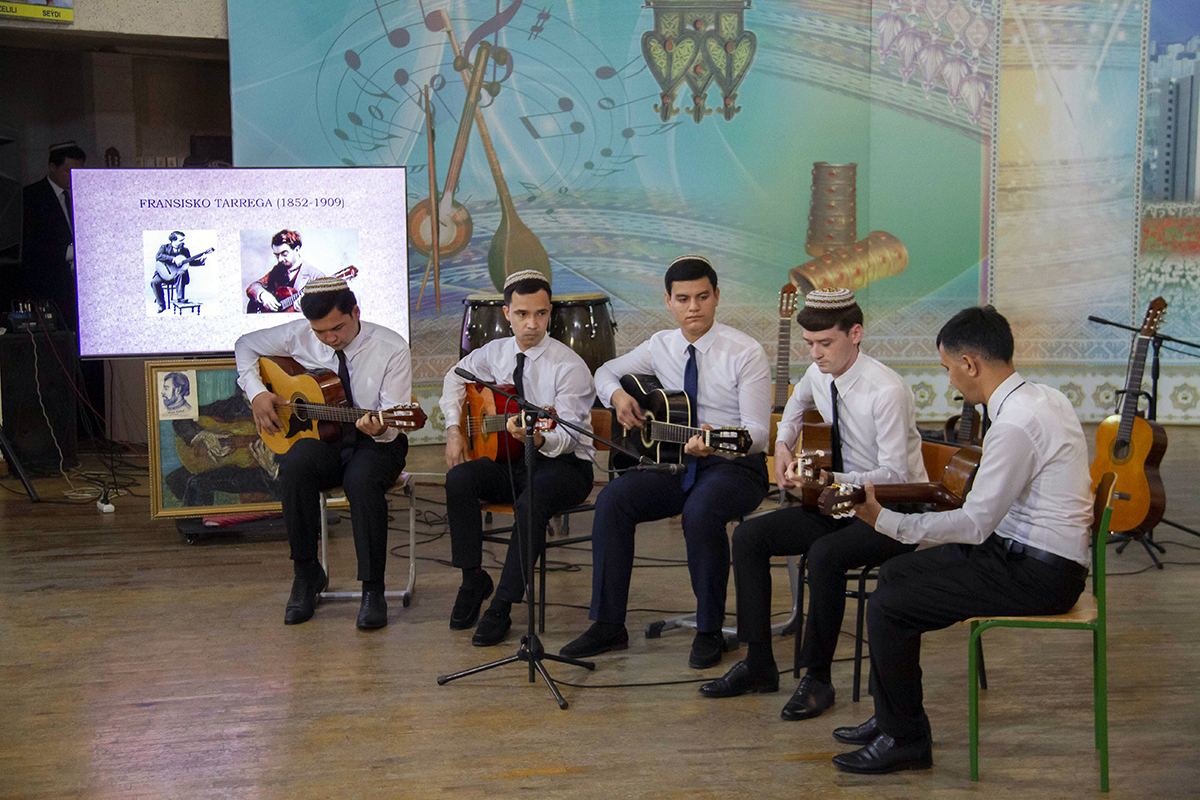 Туркменские гитаристы почтили память Ислама Бабаева