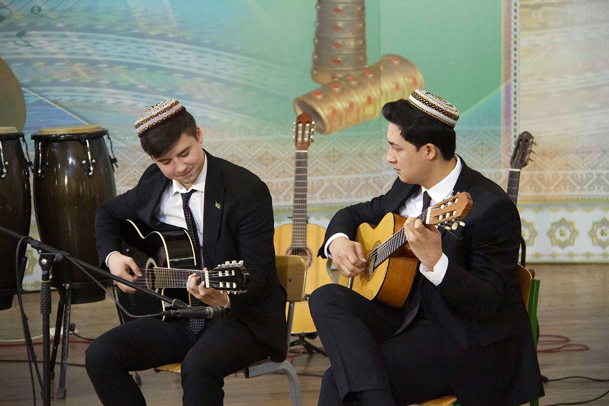 Туркменские гитаристы почтили память Ислама Бабаева