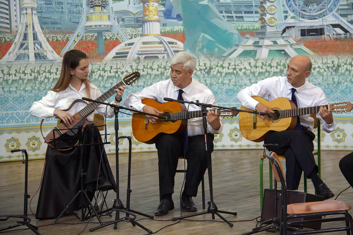 Туркменские гитаристы почтили память Ислама Бабаева