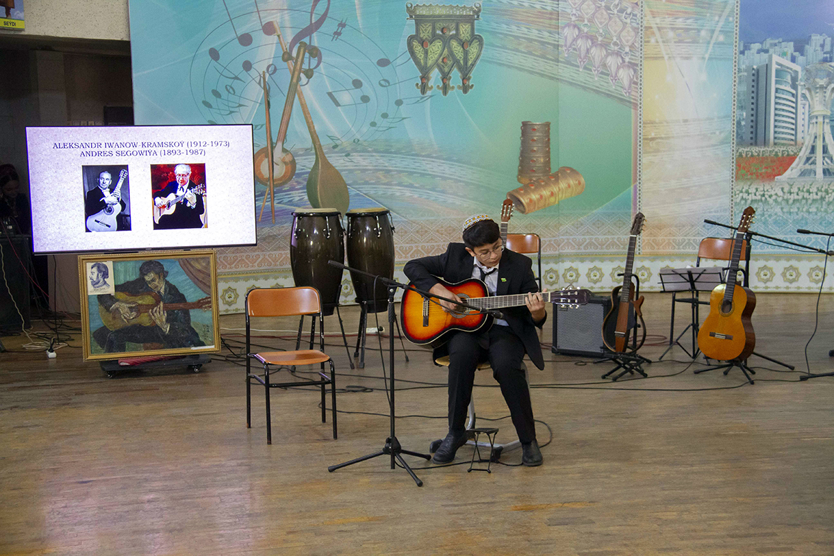 Туркменские гитаристы почтили память Ислама Бабаева