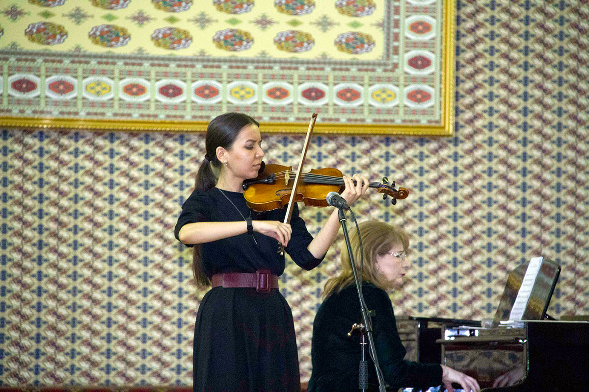 Песню «День Победы» с артистами пел весь зал