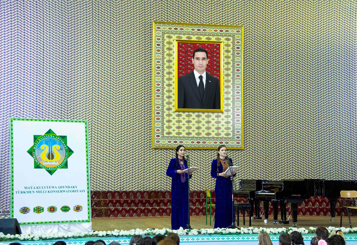 The whole hall sang the song "Victory Day" with the artists