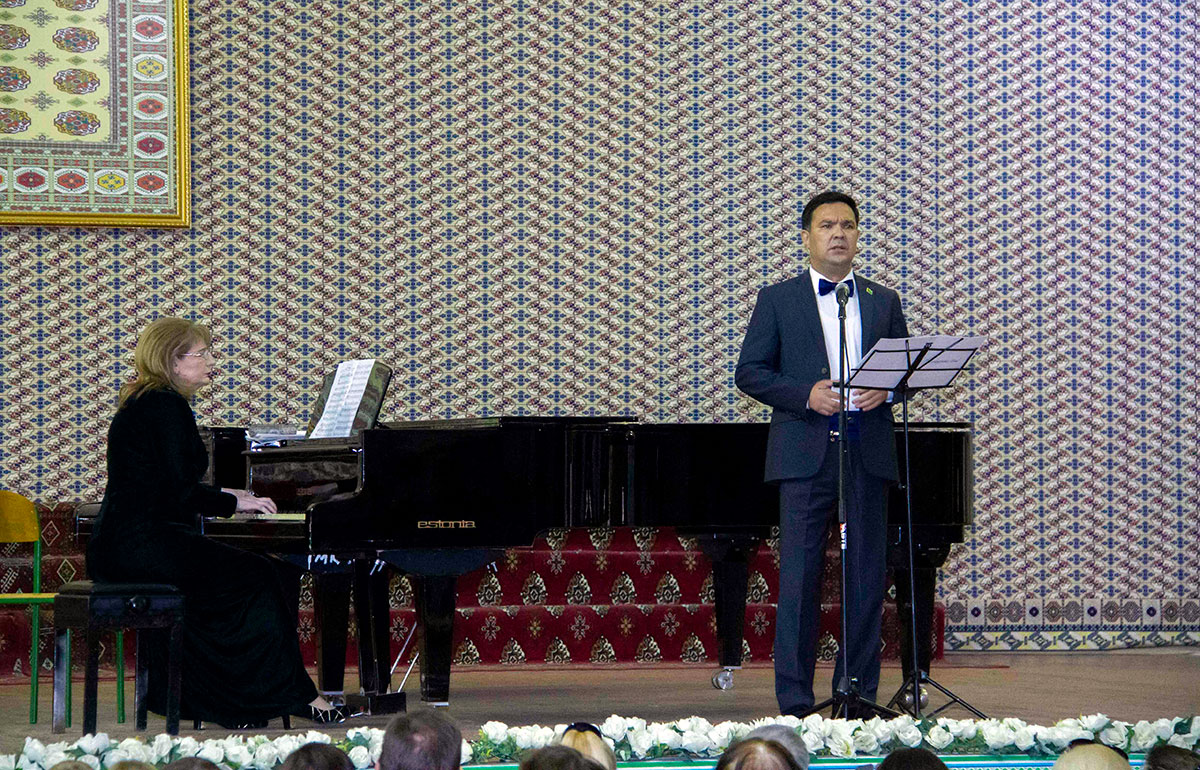 Песню «День Победы» с артистами пел весь зал