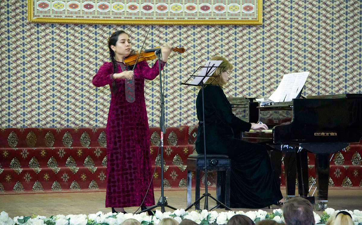 Песню «День Победы» с артистами пел весь зал