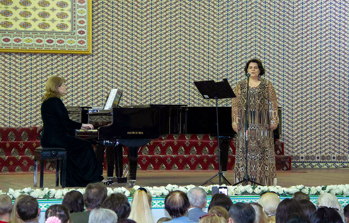 Песню «День Победы» с артистами пел весь зал