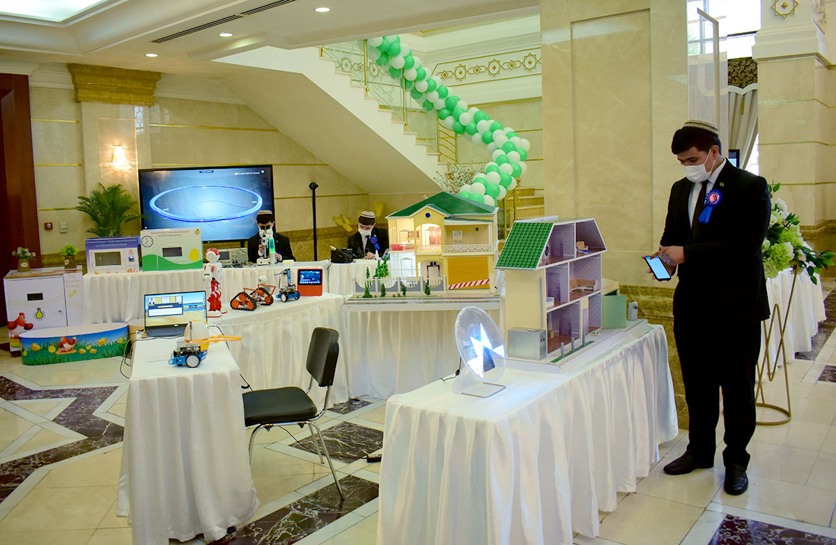 Milli baýram mynasybetli ylym we innowasiýa dabarasy