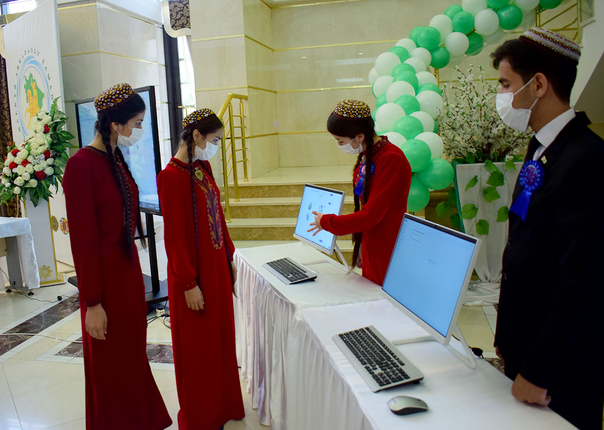 Milli baýram mynasybetli ylym we innowasiýa dabarasy