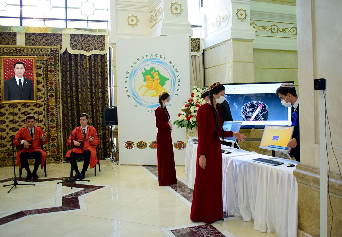 Milli baýram mynasybetli ylym we innowasiýa dabarasy