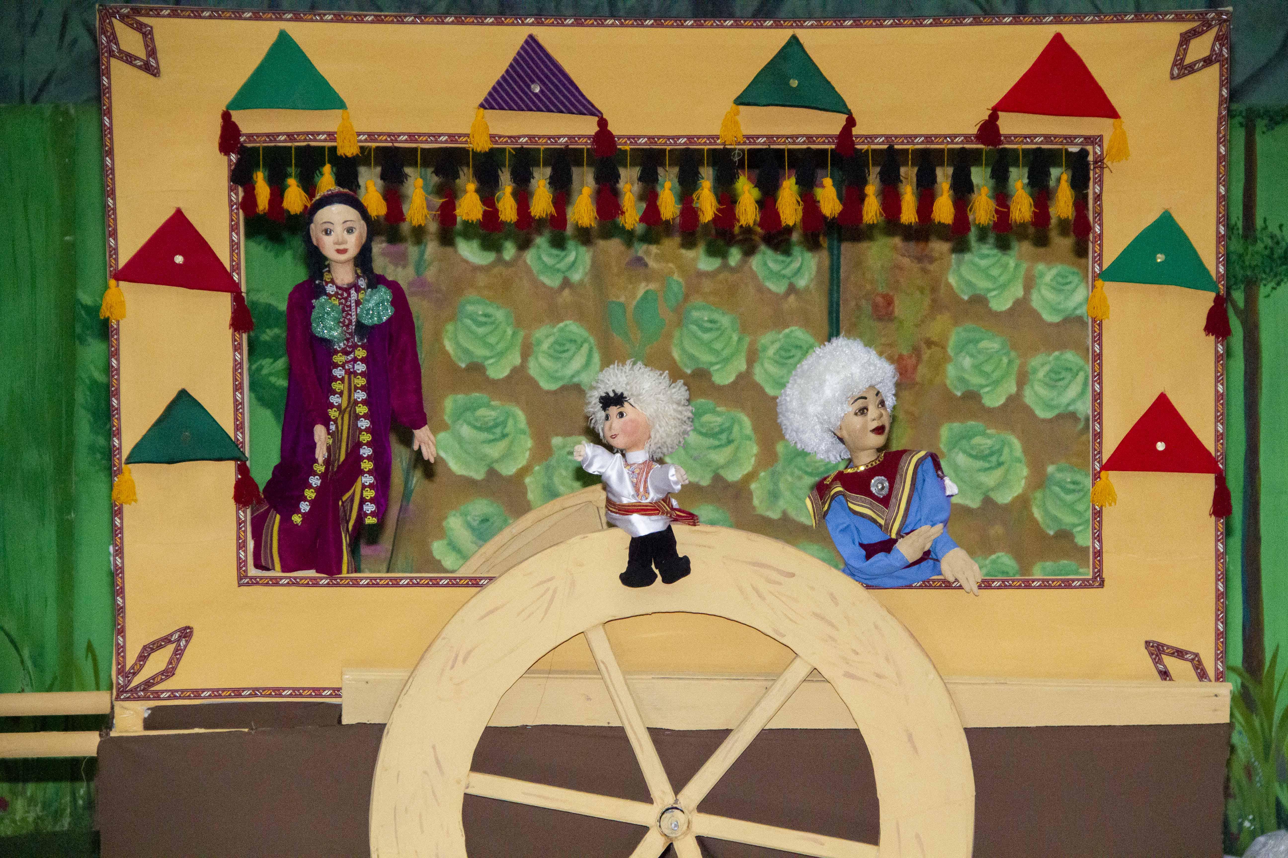 В гостях у сказки: Туркменский кукольный театр показал премьеру спектакля «Gyzyl alma»