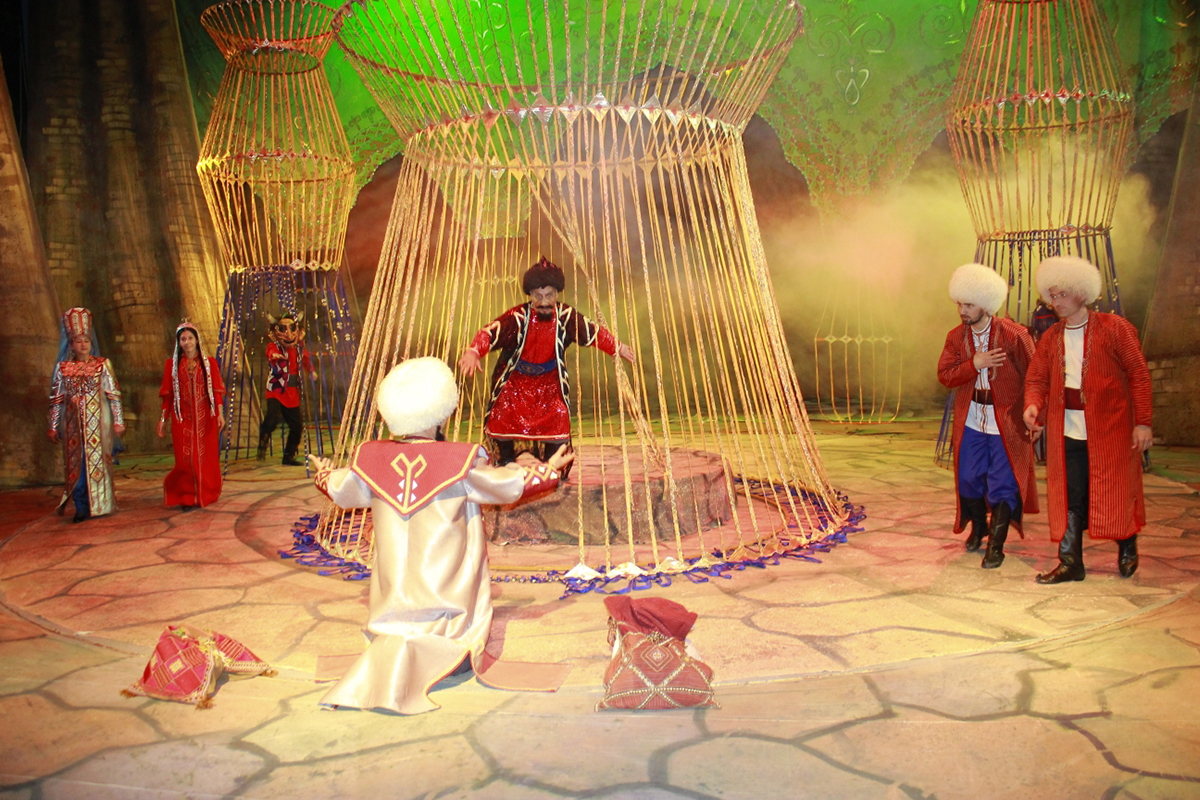 Марыйский театр имени Кемине представил спектакль о Хатамтае