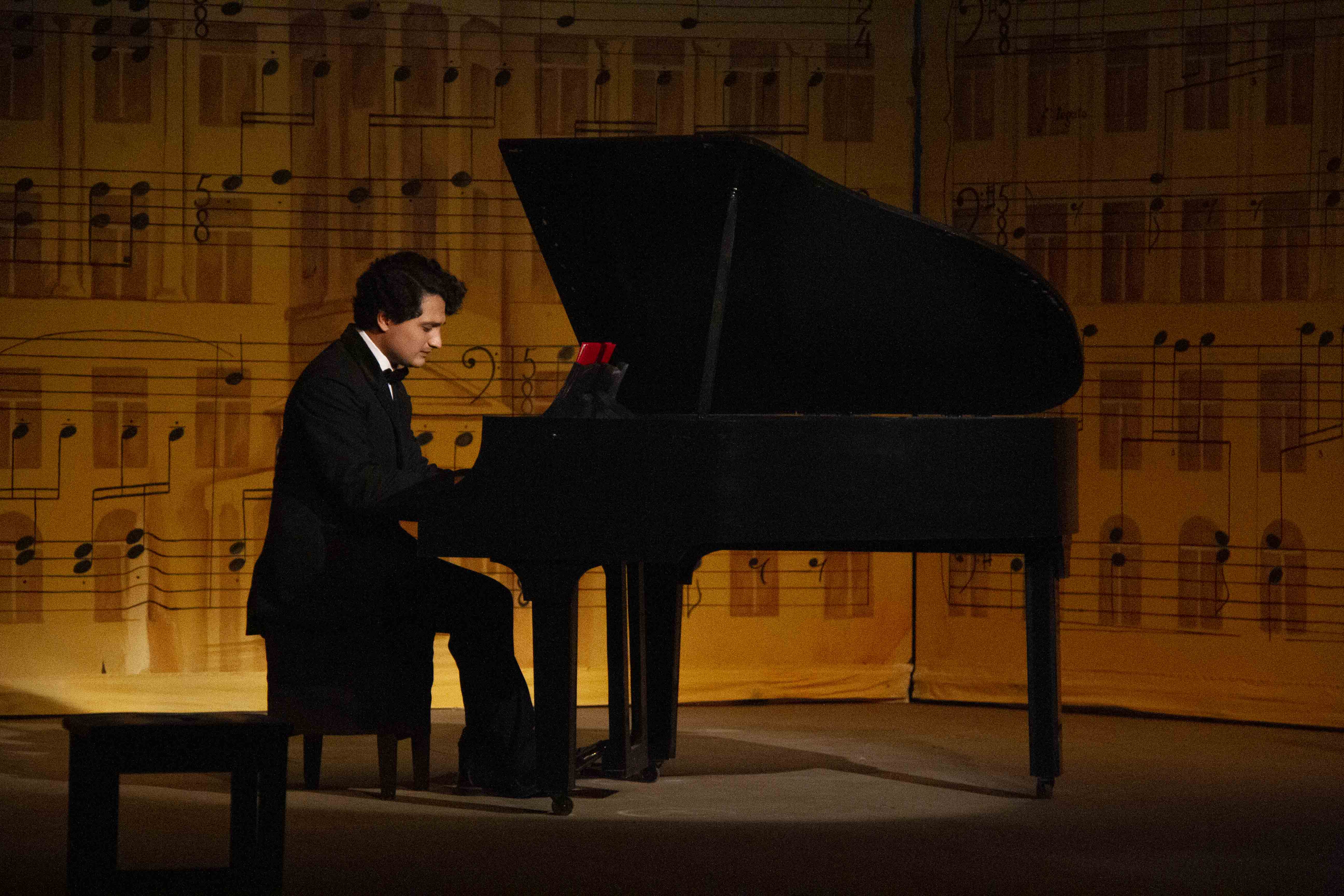 Приз «Лучшая мужская роль» присужден Махтумкули Гурбанову