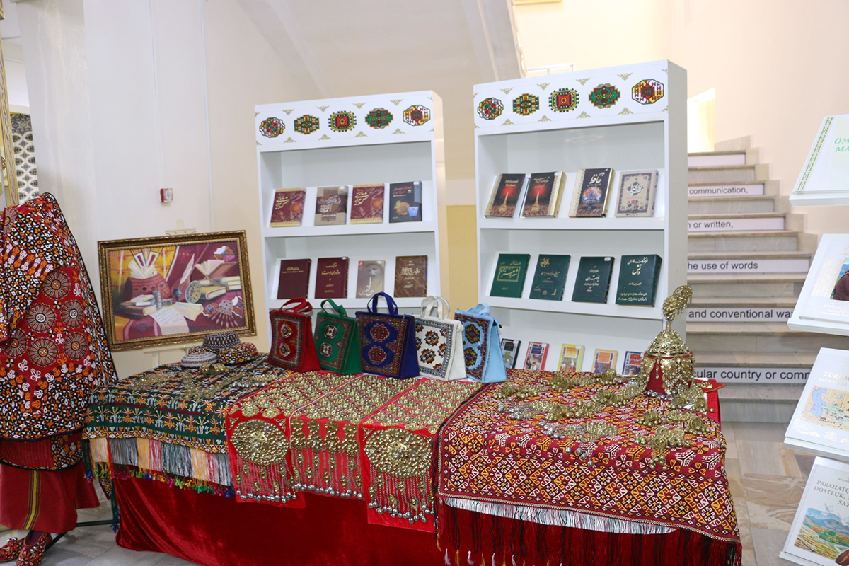 Gündogaryň şahyry Firdöwsiniň hatyrasyna bagyşlanan halkara maslahat geçirildi