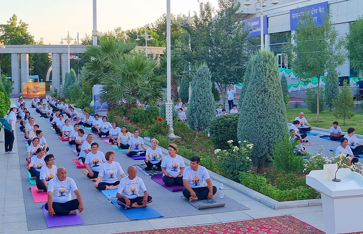 «Йога для человечества»: в Ашхабаде отметили Международный день йоги массовой тренировкой