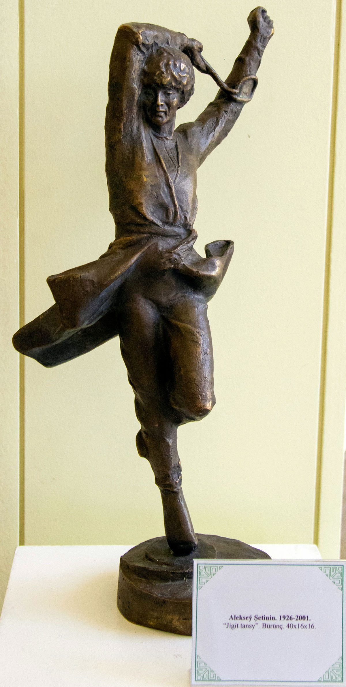 Герои выставки – талантливые личности, увековеченные в красках и бронзе